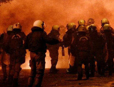 Εξάρχεια: Διπλή επίθεση με βόμβες μολότοφ εναντίον διμοιριών των ΜΑΤ